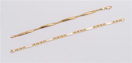 DUE BRACCIALI IN ORO Realizzati ad alternanza di elementi rettangolari in oro...