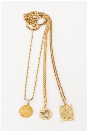 TRE COLLANE IN ORO Ciascuna costituita da catenina e ciondolo a soggetto...