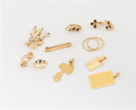 LOTTO DI GIOIELLI IN ORO In oro giallo e bianco, alcuni decorati con smalti e...