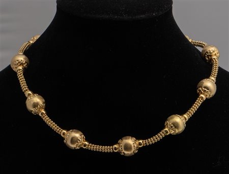 COLLANA IN ORO In oro giallo, realizzata con maglia tubolare intervallata da...