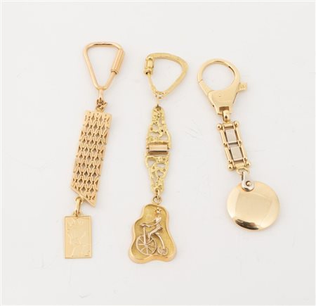 TRE PORTACHIAVI Ciascuno realizzato in oro giallo. Peso complessivo 42,9 grammi.