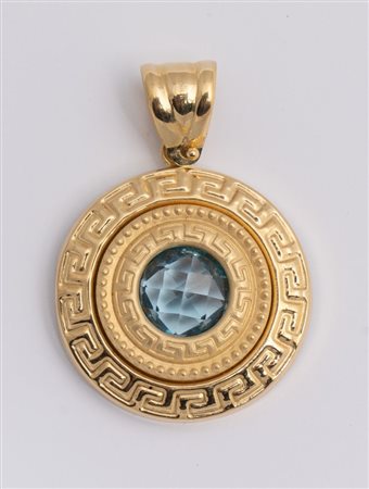 PENDENTE IN ORO In oro giallo, di forma circolare, centrato da topazio...