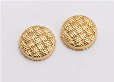 BOTTONI DA SPARATO In oro giallo, ciascuno lavorato a trama intrecciata con...