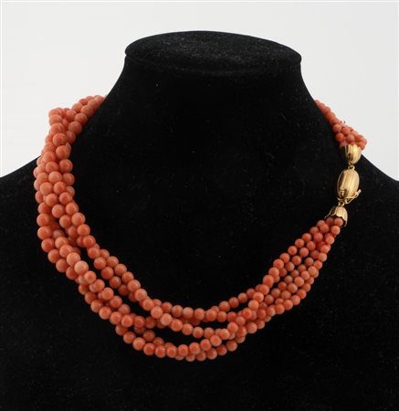 COLLANA IN ORO E CORALLI Realizzata a cinque fili di boules sferiche di...