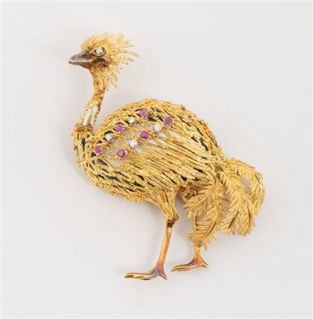 SPILLA IN ORO GIALLO, SMALTI, RUBINI E DIAMANTI Verosimilmente modellata...