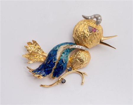 SPILLA IN ORO GIALLO, SMALTI, DIAMANTI E RUBINO Modellata a foggia di...