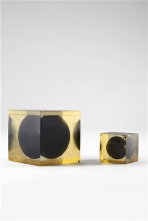 Enzo Mari Lotto di due cubi in resina poliestere ambrata trasparente contenenti