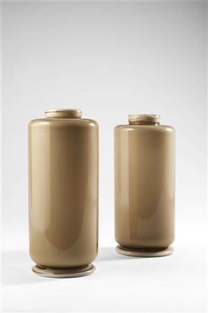 Tomaso Buzzi Coppia di vasi in vetro incamiciato lattimo e pagliesco. Esecuzione