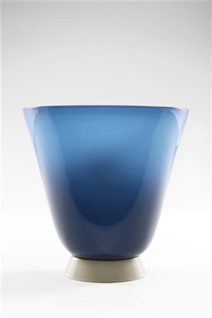 Tomaso Buzzi Vaso in vetro incamiciato blu. Esecuzione Venini, Murano, 1932ca. C