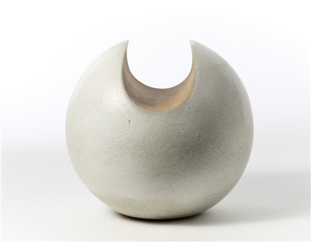 Nanni Valentini Scultura sferica in terracotta smaltata in bianco/grigio. Manifa