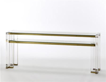 Consolle con struttura in ottone e plexiglass, a due ripiani in cristallo. Ital