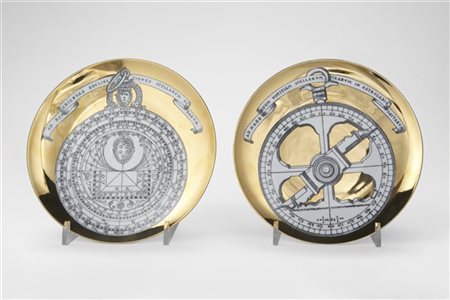 Piero Fornasetti Due piatti della serie "Astrolabio". Milano, anni '60/'70. Porc