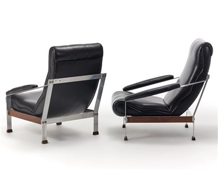 Coppia di poltrone in similpelle nera. Struttura in acciaio cromato e legno mas