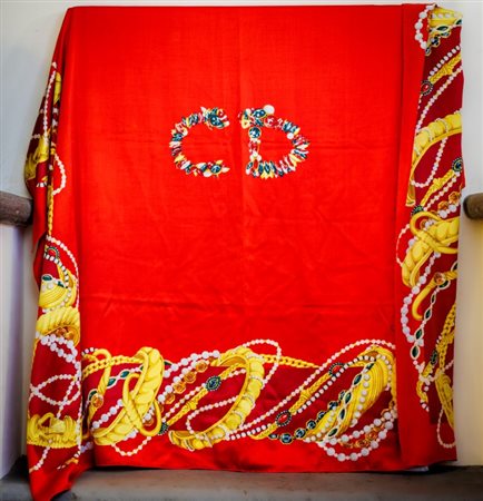 Christian Dior, Grande foulard in seta rossa