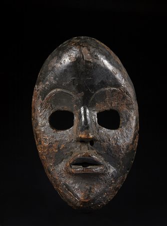  Arte africana - Costa d'Avorio/Liberia - Dan 
Maschera Gunye Ge.
Legno duro a patina nera e crostosa.
Segni d'uso.