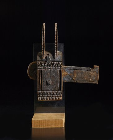 Arte africana - Mali - Dogon.
Serratura di granaio. 
Legno duro a patina scura e metallo.
Segni d'uso.
Con base.