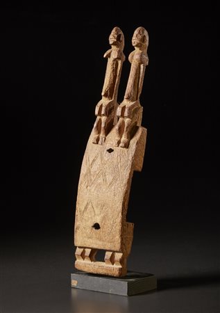  Arte africana - Mali - Dogon. 
Serratura per  porta di granaio.
Legno duro a patina naturale. 
Segni d'uso.
Con base.