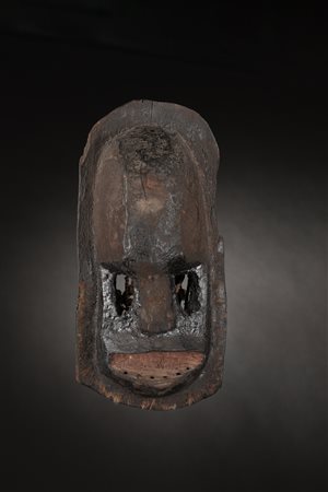  Arte africana - Mali - Dogon.
Maschera di scimmia nera.
Legno duro a patina scura, bitume e pigmenti, peli animali e fibra.
Difetti e segni d'uso.
