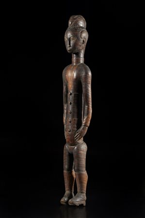 Arte africana - Costa d'Avorio - Baulè.
Scultura coloniale antropomorfa.
Legno duro a patina naturale e pigmenti da bruciatura.