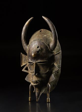  Arte africana - Costa d'avorio, Mali, Burkina Faso -Senufo.
Maschera Kpeliè.
Lega metallica.
Ossidazioni, difetti visibili, segni d'uso.