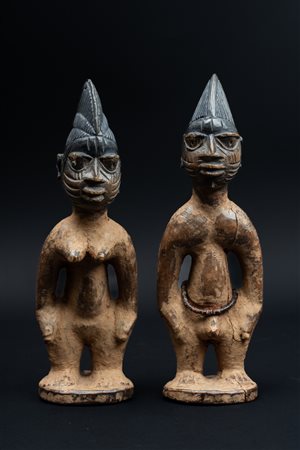  Arte africana - Nigeria - Yoruba.
Coppia Ibeji.
Legno duro a patina lucida e terrosa,pigmenti blu e perline. 
Segni d'uso.