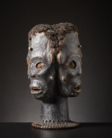  Arte africana - Nigeria/Camerun - Ekoi o Eiagham. 
Cimiero in forma di testa umana.
Legno, pelle di antilope pigmenti e capelli umani su base di vimini.
Difetti e segni d'uso.