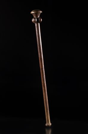  Arte oceanica - Isole Fiji.
Mazza da guerra ed insegna di rango.
Legno duro a patina rossastra.
Segni d'uso.