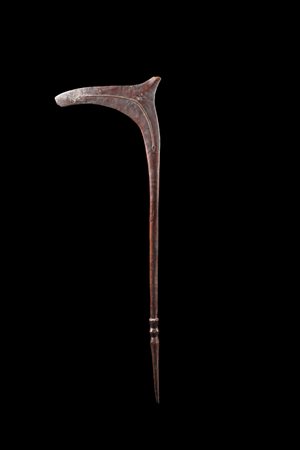  Arte oceanica - San Cristobal Island.
Isole Salomone.
Mazza da guerra falciforme ed insegna di rango Roromaraugi.
.