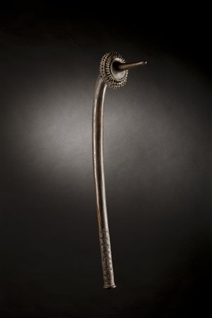  Arte oceanica - Isole Fiji. 
Mazza da guerra Totokia.
Legno duro e patina scura.