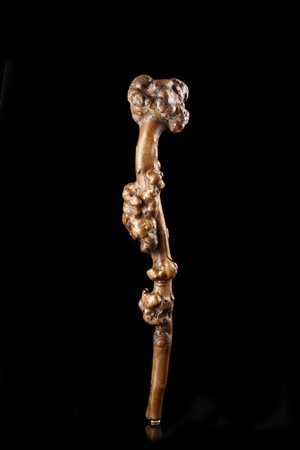  Arte oceanica - Asia centro Orientale. 
Clava insegna di rango.
Legno duro a patina lucida naturale.
Difetti visibili e segni d'uso.