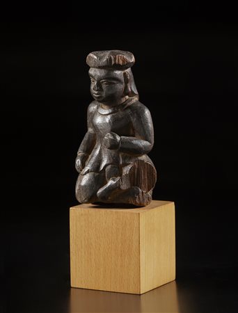  Arte Indiana - Scultura Indo-portoghese -  Goa.
Figuretta lignea maschile; stile influenza portoghese. 
XIX sec, 
Legno duro  a patina scura.
Con base ed etichetta descrittiva.
Difetti visibili e segni d'uso.