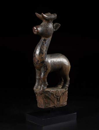  Arte Sud-Est Asiatico - Indonesia - Bali.
Scultura architettonica decorativa in forma di cervo.
Legno duro con tracce di laccatura.
Difetti visibili e segni d'uso.