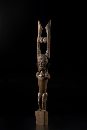  Arte Sud-Est Asiatico - Nias - Sumatra - Indonesia.
Scultura di antenato Adu.
Legno duro a patina naturale, tracce di pigmento.
Segni d'uso. .