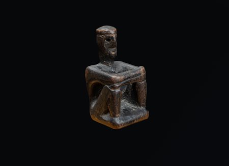  Arte Sud-Est Asiatico - Isola di Luzon,  Filippine - Ifugao (Irogot)
Figura antropomorfa accovacciata Bulul.
 Legno duro a patina scura.
.