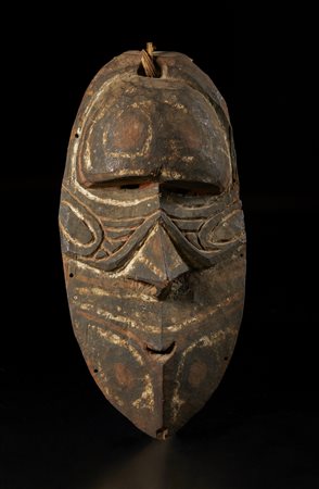  Arte oceanica - Papua Nuova Guinea - Sepik.
Maschera.
Legno duro, pigmenti e fibra.
Difetti visibili e segni d'uso.