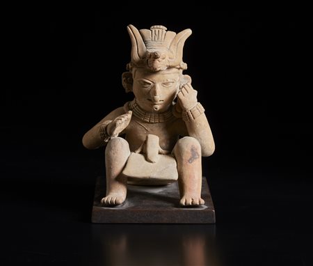  Arte dell'America del Sud - Ecuador - Jama Coaque, 
Superba figura di dignitario seduto con importanti parametri rituali.
500 a.C. - 500 d.C. .