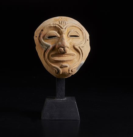  Arte dell'America del Sud - Ecuador, Jama Coque. 
Maschera in terracotta con nariguera e piccola visiera. 
500 a.C. - 500d.C. .