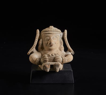  Arte dell'America del Sud - Ecuador - Jama- Coaque. 
Raffigurazione di orafo seduto con importanti parametri  riturali e strumenti di lavoro in grembo. 
500 a.C.- 500 d.C.