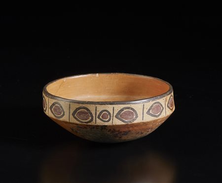  Arte dell'America del Sud - Perù - Mochica.
Ciotola in ceramica policroma. 
I-VIII secolo d.C. .