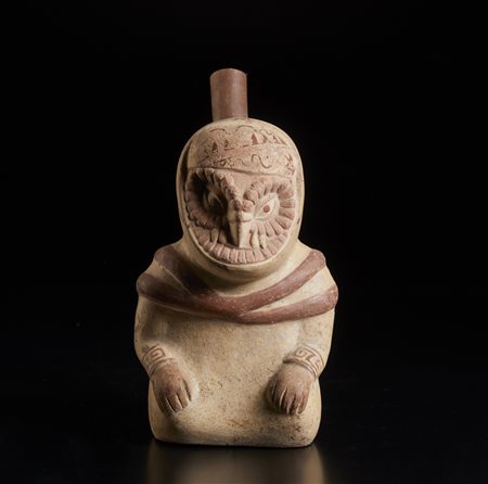  Arte dell'America del Sud - Perù - Moche.
Bottiglia in terracotta policrama policroma in forma antropomorfa con testa di gufo.
300-400 d.C.