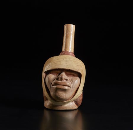  Arte dell'America del Sud - Perù - Moche.
Bottiglia in forma di testa di dignitario.
II sec. a.C. - VIII sec. d.C. .