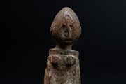  Arte africana - Mali -  Dogon.
Scultura antropomorfa Bombu-toro.
Legno duro.
Segni d'uso.
Con base.
Ex Coll.Castellano.