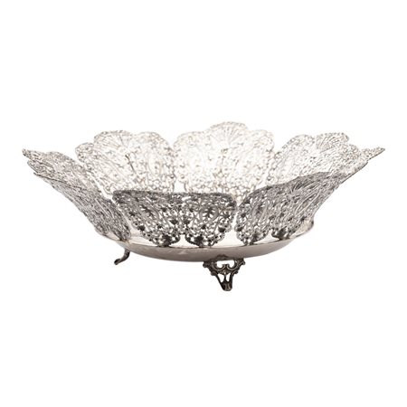 CENTROTAVOLA in argento sbalzato e traforato