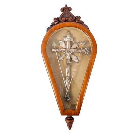 CROCIFISSO in argento, entro teca