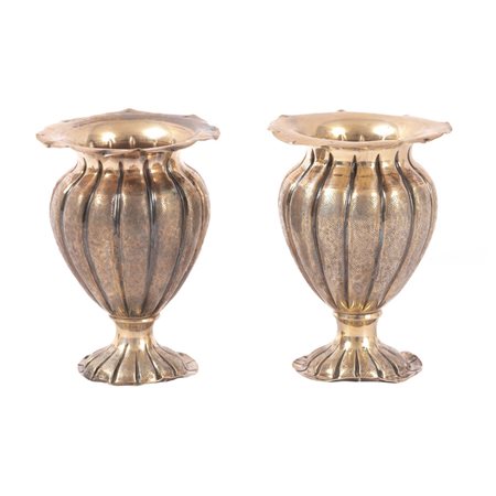 COPPIA PICCOLI VASI in argento sbalzato