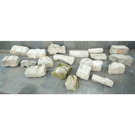 VENTI FRAMMENTI in pietra del XVII e XVIII secolo.