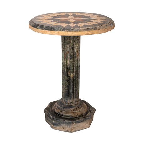 TAVOLINO in marmo a disegno geometrico.