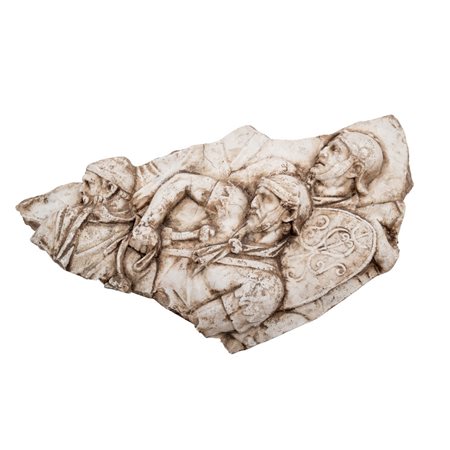 FRAMMENTO in resina marmorea raffigurante "Soldati romani"