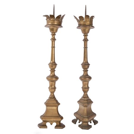 COPPIA CANDELABRI in metallo brunito