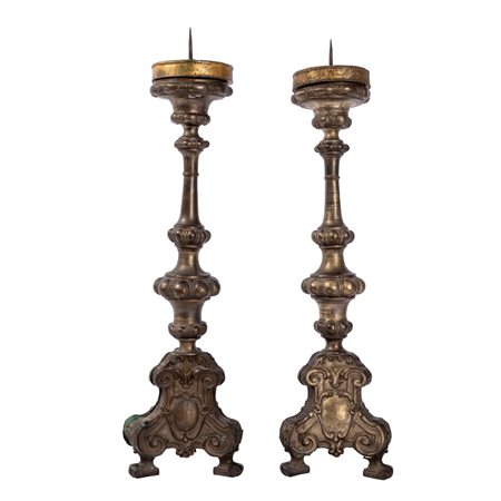 COPPIA CANDELABRI in ottone sbalzato